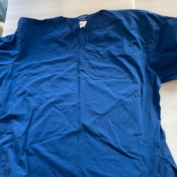 5Assorted Scrub Tops. 3x - Picture 6 of 9